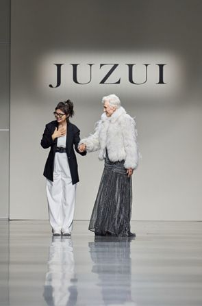 UI！顶着标志性的银发演绎了中国女装品牌“花在冬日说”的故事凯发一触即发大年初十马斯克硬核老妈穿起中国高端女装玖姿JUZ(图2)