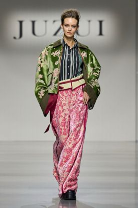 UI！顶着标志性的银发演绎了中国女装品牌“花在冬日说”的故事凯发一触即发大年初十马斯克硬核老妈穿起中国高端女装玖姿JUZ(图1)
